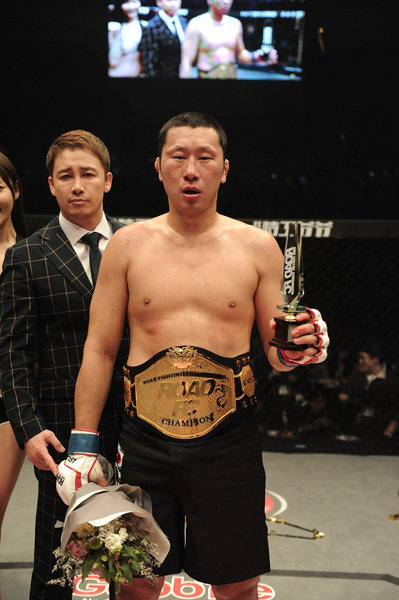 차정환이 31일 서울 장충체육관에서 열린 ‘샤오미 로드FC 028’ 미들급 타이틀전에서 일본의 후쿠다 리키를 KO로 눕히고 새로운 챔피이 됐다. 사진제공｜로드FC