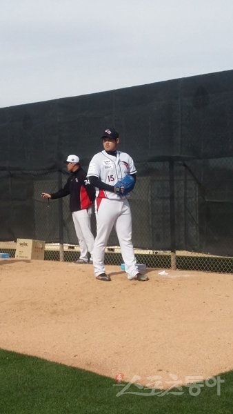 kt 좌완투수 정대현이 1일(한국시간) 전지훈련지인 미국 애리조나주 투산의 키노스포츠콤플렉스에서 불펜피칭을 하고 있다. 정대현은 올 시즌 선발 후보로 기대를 모으고 있다. 투산(미 애리조나주)｜이경호 기자 rush@donga.com