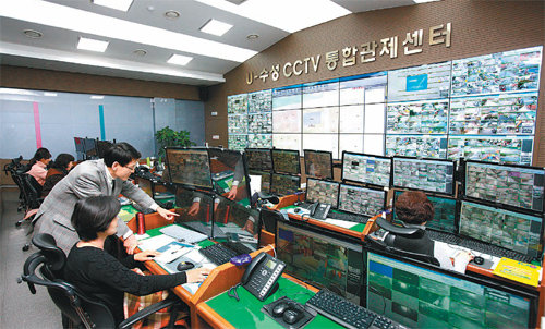 1일 대구 수성구 CCTV 통합관제센터 직원들이 담당 구역을 살펴보고 있다. 2011년 대구에서 처음 설치한 센터는 범죄 예방 성과를 내며 안전도시 발전에 기여하고있다. 대구 수성구 제공