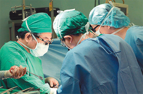 대구가톨릭대의료원 최동락 외과 교수(왼쪽)가 간 이식 수술을 하고 있다. 이 병원은 지난해 대구 최초 간 이식 수술 500건을 달성하는 등 간 이식 분야의 명성을 높이고 있다. 대구가톨릭대의료원
