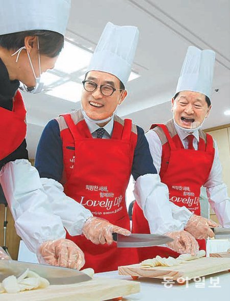 이원준 롯데백화점 대표(가운데)와 최창식 서울 중구청장(오른쪽) 등이 2일 서울 중구 퇴계로 서울중구장애인복지관에서 떡국을 만들기 위해 가래떡을 썰고 있다.

홍진환 기자 jean@donga.com