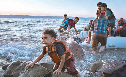 터키에서 고무보트를 타고 지중해를 건너 그리스 레스보스 섬에 도착한 시리아 난민들. ⓒ유엔난민기구(UNHCR)