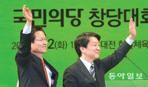 安, 탈당 51일만에 ‘빅3당’ 꿈꾸며…



양당 체제 극복을 선언한 국민의당이 2일 대전 한밭체육관에서 중앙당 창당대회를 열고 공식출범했다. 공동대표에는 안철수 의원(오른쪽)과 천정배 의원이 선출됐다. 안 의원은 대표 수락연설에서 “양당 기득권 체제를 깨기 위해 4·13총선에 모든 것을 걸겠다”고 말했다.

대전=원대연 기자 yeon72@donga.com