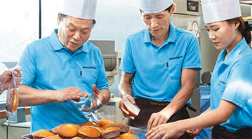 인천 지역 42개 동네 빵집이 소속된 인천제과점협동조합은 소규모 빵집에서 직접 하기 어려운 메뉴들을 조합 차원에서 만들어 조합 
빵집에 제공한다. 배인필 조합장(왼쪽)이 납품할 빵을 직원들과 함께 포장하고 있다. 소상공인시장진흥공단 제공