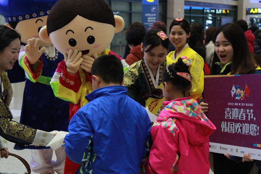 2015년 춘절 연휴 때 한국을 찾을 중국인 관광객을 맞아 인천공항에서 열린 환영행사. 올해는 춘절연휴 기간 동안 15만7000여명의 중국관광객이 한국을 찾을 것으로 예상되고 있다.
