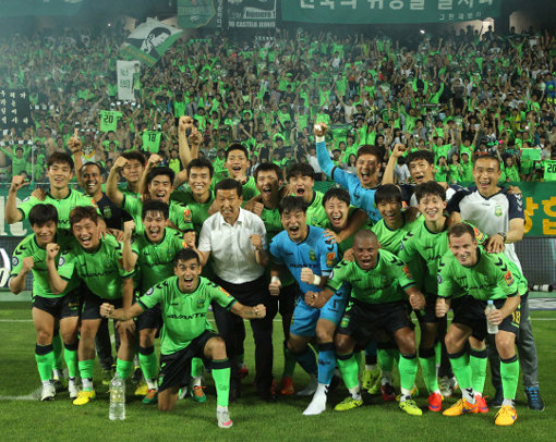 전북현대는 겨울이적시장에서 대어들을 연이어 영입하며 더욱 막강한 전력을 구축했다. 전북의 공격적인 영입에 기대와 우려의 시선이 교차한다. 전북 최강희 감독(가운데)이 지난해 K리그 클래식(1부리그) 우승 확정 후 선수들과 기뻐하고 있다. 사진제공｜전북현대