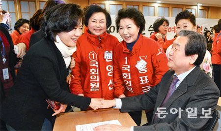 김무성, 여성 예비후보자 대회 참석 새누리당 김무성 대표(오른쪽)가 3일 오후 국회 의원회관에서 열린 ‘20대 총선 여성 예비후보자 대회’에 참석해 여성 예비후보들과 악수하고 있다. 전영한 기자 scoopjyh@donga.com