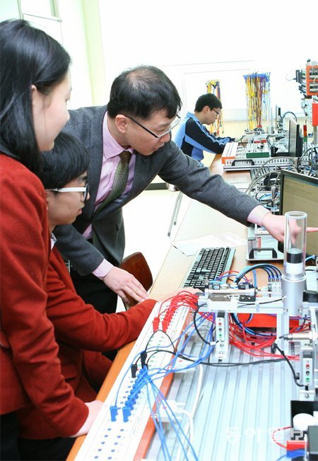 교육부는 마이스터고와 특성화고 등 직업고교 비율을 점차 늘려 ‘선취업, 후진학’ 시스템을 안착시키고 ‘학교 밖 청소년’을 직업고교로 끌어들여 인재로 양성한다는 계획이다. 마이스터고인 경북 구미전자공업고 학생들이 학교에서 전자장비를 이용해 실습하는 모습. 동아일보DB