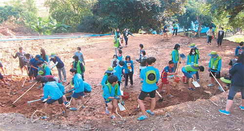 천주교 대전교구 청소년사목국이 주관한 FIAT 활동에 참가한 대전지역 중고교생들이 태국 북부지역의 한 마을에서 학생들의 기숙사를 지어주기 위해 터파기 공사를 하고 있다. 천주교 대전교구 제공