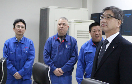 정철길 SK이노베이션 부회장(오른쪽)이 4일 중국 상하이 ‘상해 용제 JV’ 공장 통제실에서 직원들로부터 상황 보고를 받고 있다. SK이노베이션 제공