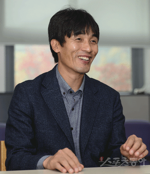 K리그에서 가장 빨리 새 시즌을 시작할 팀은 최진철 감독이 지휘봉을 잡은 포항이다. 포항은 9일 홈구장 포항스틸야드에서 하노이T&T와 2016 AFC 챔피언스리그 단판 플레이오프를 치른다. 스포츠동아DB