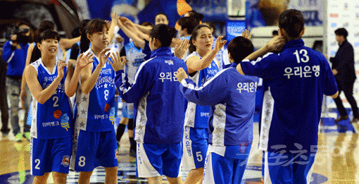 4일 용인실내체육관에서 열린 ‘KDB생명 2015-2016 여자프로농구’ 용인 삼성생명과 춘천 우리은행의 경기에서 우리은행이 78-42 대승을 거두며 매직넘버를 1로 줄였다. 경기 후 우리은행 선수들이 기쁨을 나누고 있다. 용인｜김진환 기자 kwangshin00@donga.com