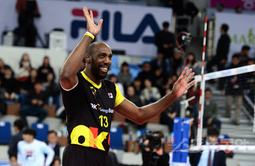 31일 인천 계양체육관에서 ‘2015-2016 NH농협 V리그’ 인천 대한항공과 안산 OK저축은행의 경기가 열렸다. OK저축은행이 대한항공에 3-0으로 승리한 뒤 맹활약을 펼친 시몬이 팬들을 향해 환한 미소를 짓고 있다. 인천｜김민성 기자 marineboy@donga.com