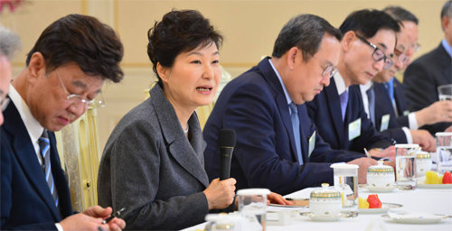 박근혜 대통령(왼쪽에서 두 번째)이 4일 오후 청와대에서 열린 사립대학 총장 초청 간담회에 참석해 인사말을 하고 있다. 청와대사진기자단