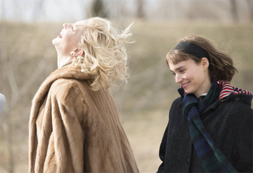 영화 ‘캐롤’에서 캐롤(케이트 블란쳇·왼쪽)과 테레즈(루니 마라)는 서로에게 운명처럼 빠져든다. 올댓시네마 제공