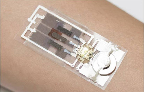 KAIST 연구진이 개발한 생체 신호 측정용 ‘스티커 센서’. 자유롭게 구부러져 피부의 어느 부위에나 쉽게 붙일 수 있다. KAIST 제공