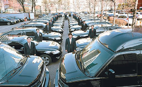 지난해 11월부터 본격 영업에 들어간 고급택시 모습. 아직 요금 감독 규정이 없어 제도 개선이 필요하다는 지적이 나오고 있다. 서울시 제공