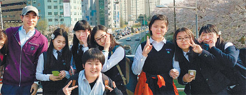 김인탁 교사(왼쪽)는 “부임 후 4년 동안 ‘아이들에게 내 팔이 어떻게 비칠까’ 하는 걱정보다 ‘어떻게 하면 재미있게 가르칠까’ 하는 고민이 더 많았다”고 말했다. 그는 특히 지난해 담임을 맡았던 2학년 학생들과 호흡이 잘 맞아 재미있게 보냈다고 했다. 김인탁 교사 제공