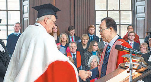 반기문 유엔 사무총장(오른쪽)이 3일 영국 명문 케임브리지대에서 명예법학박사 학위를 받고 있다. 유엔 홈페이지