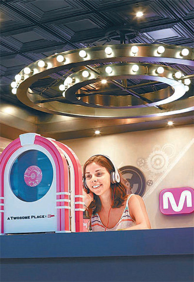 인천공항 1층에 위치한 투썸플레이스. CJ E&M의 음악채널 엠넷(Mnet)과 협업하여 만들어진 이곳에서는 커피를 마시면서 음악을 감상할 수 있다. CJ그룹 제공