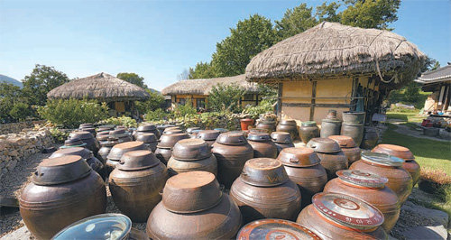 충남 아산 외암마을 - 외암마을의 기와집과 초가집에서는 조선시대의 역사와 전통을 느낄 수 있다. 농림축산식품부 제공