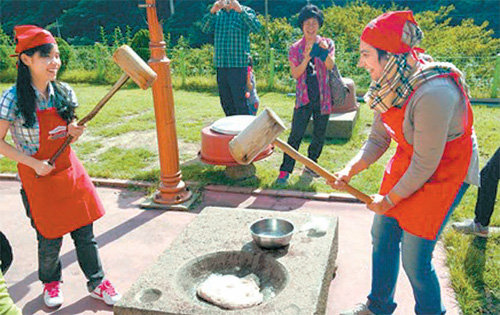 전북 순창 고추장마을 - 고추장마을에서는 명성이 자자한 ‘순창 고추장’만들기 체험을 비롯해 떡매치기 체험 등 색다른 농촌체험을 즐길 수 있다. 농림축산식품부 제공