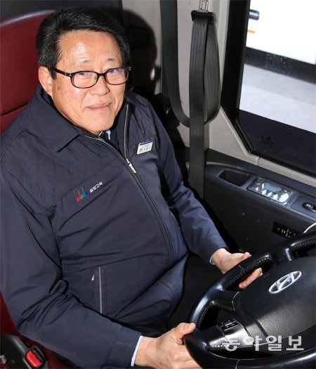 2일 오후 서울 서초구 고속버스터미널에서 버스 기사 이종식 씨(61)가 43년간 앉아 있는 운전석에서 환한 미소를 짓고 있다. 정년이 1년가량 남은 이 씨는 이번이 마지막 설 귀성버스 운전이다. 장승윤 기자 tomato99@donga.com