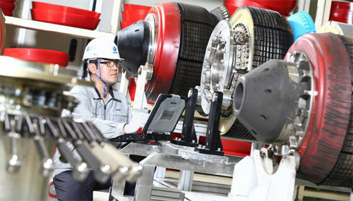 한국가스공사 직원이 액화천연가스(LNG) 배관 내부 검사기계인 ‘인텔리전스 피그’를 체크하고 있다. 한국가스공사 제공