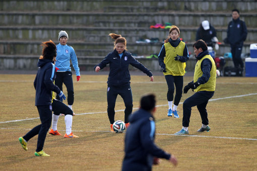 여자축구는 남자축구보다 올림픽 본선 진출이 더 어렵다. 아시아에 배정된 본선 출전권은 2장뿐이다. FIFA 랭킹 18위인 한국여자축구가 2016리우데자네이루올림픽에서 사상 첫 본선 진출을 이루려면 가시밭길을 헤쳐 나가야 한다. 사진제공｜대한축구협회