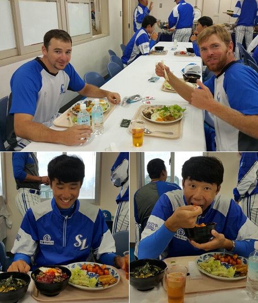 사자들의 설 만찬 프로야구선수들은 대부분 매년 스프링캠프에서 설을 맞이한다. 오키나와에 2차 캠프를 차린 삼성의 새 외국인선수 앨런 웹스터(위쪽)와 콜린 벨레스터가 명절 음식을 먹으며 만족스러워하고 있다. 신인 최충연은 떡국과 전, 비빔밥 등 한가득 차려 먹고 있다(아래 왼쪽부터). 사진제공｜삼성 라이온즈