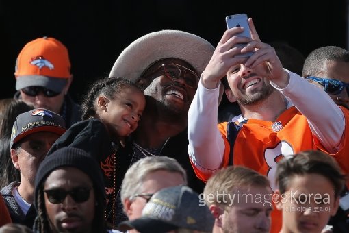댄버 브롱코스 라인배커 본 밀러(가운데). 사진=ⓒGettyimages멀티비츠