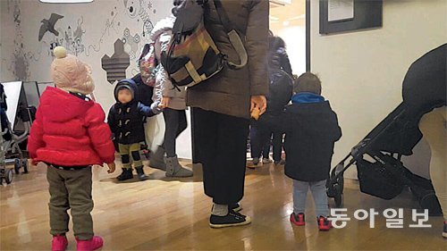 지난달 26일 서울 영등포구의 한 백화점 문화센터에서 열린 생후 28개월 영아 대상의 영재 수업 강의를 듣기 위해 엄마들이 아이의 손을 잡고 들어가고 있다. 서상희 채널A기자 with@donga.com
