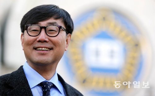 김상준 전 서울고법 부장판사가 10일 서울 서초동 법원종합청사 중앙 현관 앞에서 환하게 웃고 있다. 그는 법관이 언론에 나서는 것은 부적절하다며 퇴임 전 인터뷰를 여러 차례 고사했다. 변영욱 기자 cut@donga.com