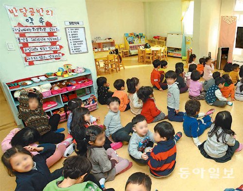 처음으로 유치원이나 어린이집에 가는 유아들은 규칙이나 단체 활동이 생소하기 마련이다. 부모가 먼저 교육 기관의 특성과 일과를 파악하고 준비물과 생활습관을 꼼꼼히 챙겨줘야 자녀가 쉽게 적응할 수 있다. 서울의 한 유치원에서 단체 활동을 하고 있는 아이들. 동아일보DB