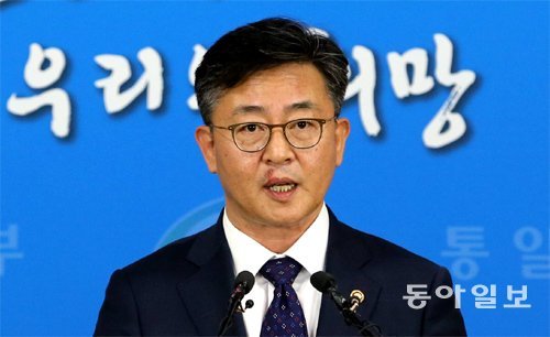 “가동 중단”… 입술 부르튼 통일부 장관 홍용표 통일부 장관이 10일 개성공단 가동 전면 중단을 발표하고 있다. 북한의 장거리 미사일 발사 이후 밤늦게 대책회의를 해온 홍 장관의 입술 윗부분이 부르터 있다. 변영욱 기자 cut@donga.com