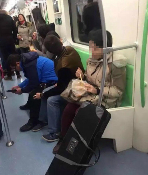 지하철 내에서 마라탕 먹는 여성. 출처= 중국 웨이보