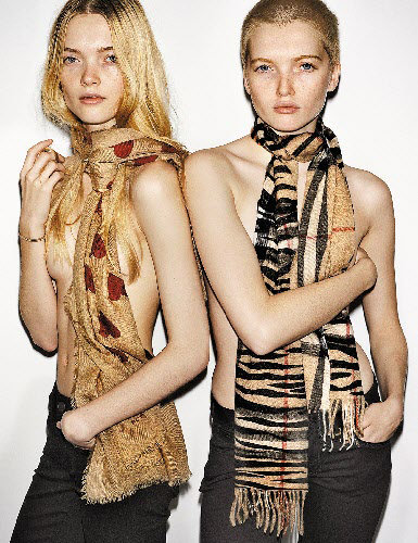버버리 캐시미어 스카프를 두른 메이&루스 벨.ⓒ Copyright Burberry/Testino