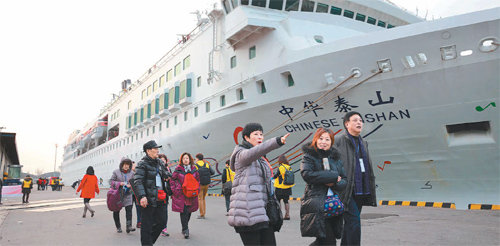 지난달 10일 인천항에 처음으로 들어 온 크루즈선 ‘중화타이산호’에서 내린 중국인 관광객들이 부두를 빠져나오고 있다. 중구 영종도의 카지노가 속속 문을 열면 중국인을 태운 크루즈선도 더 늘어날 것으로 예상된다. 인천항만공사 제공