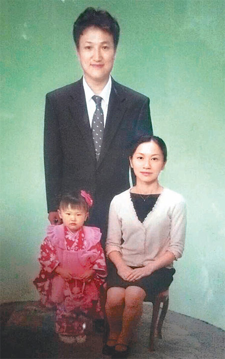 일본인 아내 마유코 씨와 행복한 결혼 생활을 했던 재일동포 김일광 씨(뒤)의 가족사진. 사진 속 아내는 2011년 3월 동일본 대지진 당시 쓰나미에 휩쓸려 목숨을 잃었다. 김일광 씨 제공