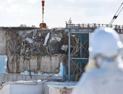 10일 일본 후쿠시마 제1원전을 방문한 공동취재단이 보호장구를 착용한 채 폐허가 된 원자로 3호기 건물을 바라보고 있다. 한 달 뒤면 동일본 대지진이 일어난 지 5년이 되지만 그 상처는 아직 아물지 않았다.

후쿠시마=제1원전 공동취재단
