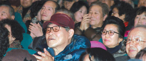서울 종로구 삼일대로의 실버영화관 ‘허리우드 클래식’에서 어르신들이 영화를 관람하고 있다. 추억을 파는 극장 제공