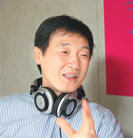 팟캐스트 ‘시시한 다방’을 운영하는 김사인 시인.