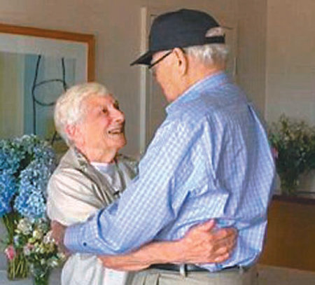 제2차 세계대전 때 연인 사이였다 헤어진 미국 남성 노우드 토머스 씨와 영국 여성 조이스 모리스 씨가 71년 만인 10일(현지 시간) 호주 애들레이드에서 재회한 뒤 포옹하고 있다. 사진 출처 데일리메일