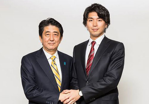 일본 아베 신조(安倍 晋三) 총리와 자민당 미야자키 겐스케(宮崎謙介·오른쪽) 중의원. 사진 출처=미야자키 의원 공식 페이스북