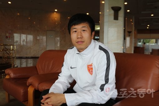 옌볜 부덕을 대표하는 조선족 미드필더 손군은 팀 내에서 빼놓을 수 없는 살림꾼이다. 그는 꿈처럼 높이 바라본 슈퍼리그에서 당당히 도전하겠다는 의지다. 서귀포｜남장현 기자 yoshike3@donga.com