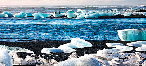 아이슬란드의 남쪽 산악을 덮은 빙모가 바다와 만나는 현장의 2월은 늘 이렇게 얼음과 바다, 그리고 파도가 한데 어울려 기상천외의 풍광을 만들어낸다. 쥘 베른이 소설 ‘지구 속 여행’에 그린 지하세상의 바다도 여기서 영감을 얻어 창조해낸 것이 아닐지.
