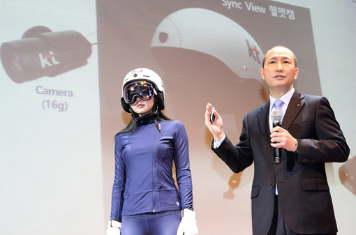 KT 네트워크부문장 오성목 부사장이 15일 열린 올림픽 준비현황발표회에서 ‘360도 VR’을 설명하고 있다. 사진제공｜KT