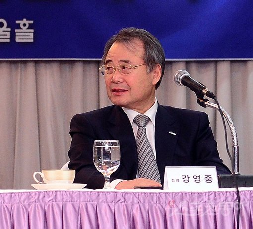 대한체육회(통합체육회) 발기인 대회가 15일 서울 송파구 올림픽파크텔에서 열리려 했으나 중단되고 있다. 사진은 국민생활체육회장 강영중. 김종원기자 won@donga.com