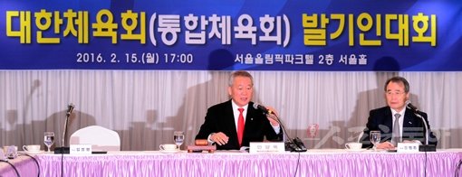 대한체육회(통합체육회) 발기인 대회가 15일 서울 송파구 올림픽파크텔에서 열리려 했으나 중단되고 있다. 안양옥 통합준비위원장이 이야기를 하고 있다. 김종원기자 won@donga.com