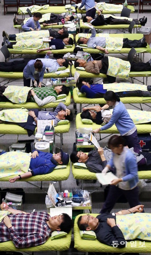 혈액 부족 상황이 지속되고 있는 가운데 공무원들이 헌혈에 참여하고 있는 장면. 동아일보DB